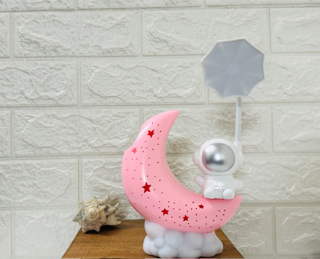 چراغ مطالعه فضانورد وماه