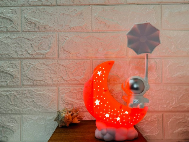 چراغ مطالعه فضانورد کیوت