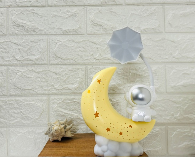 چراغ مطالعه فضانورد نشسته رو ماه