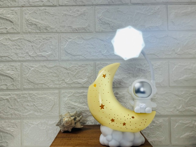 چراغ مطالعه فضانورد جاقلمی دار