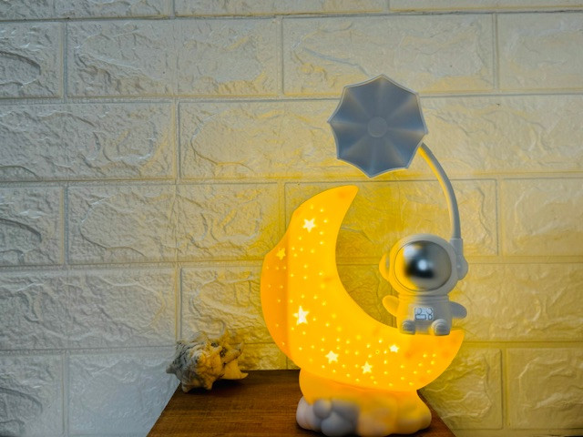 چراغ مطالعه فضانورد کیوت