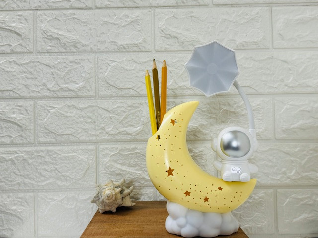 چراغ مطالعه وشب خواب فضانورد