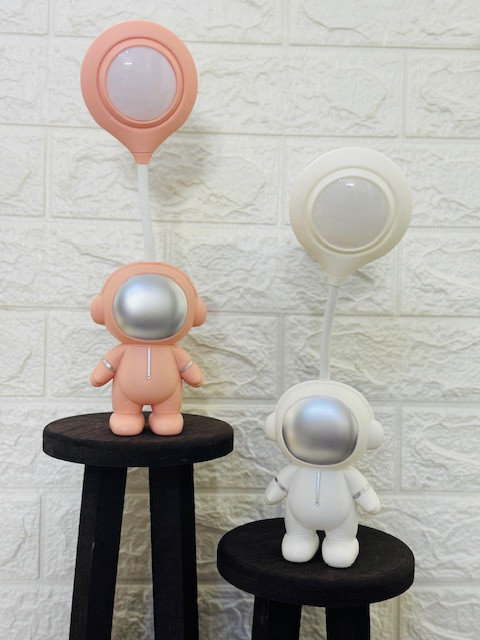 چراغ مطالعه طرح فضانورد