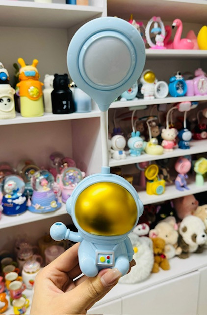 چراغ مطالعه فضانورد