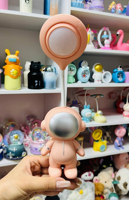 چراغ مطالعه طرح فضانورد ایستاده