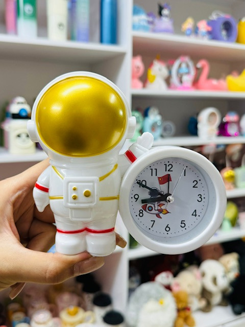 ساعت رومیزی کودک طرح فضانورد
