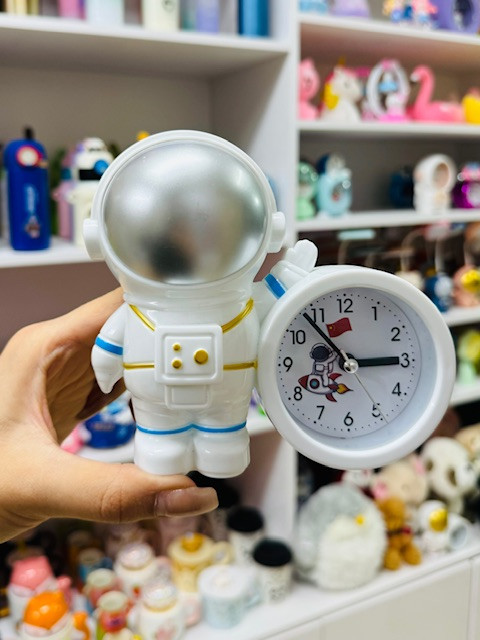 ساعت رومیزی کودک طرح فضانورد