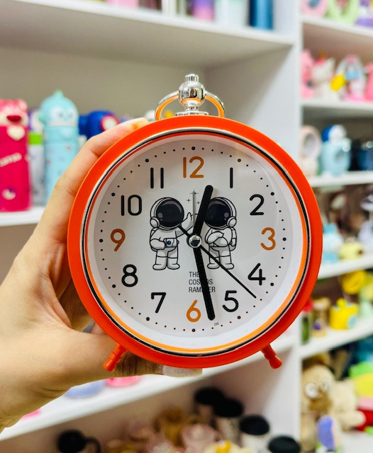 ساعت رومیزی زنگدار طرح فضانورد نارنجی